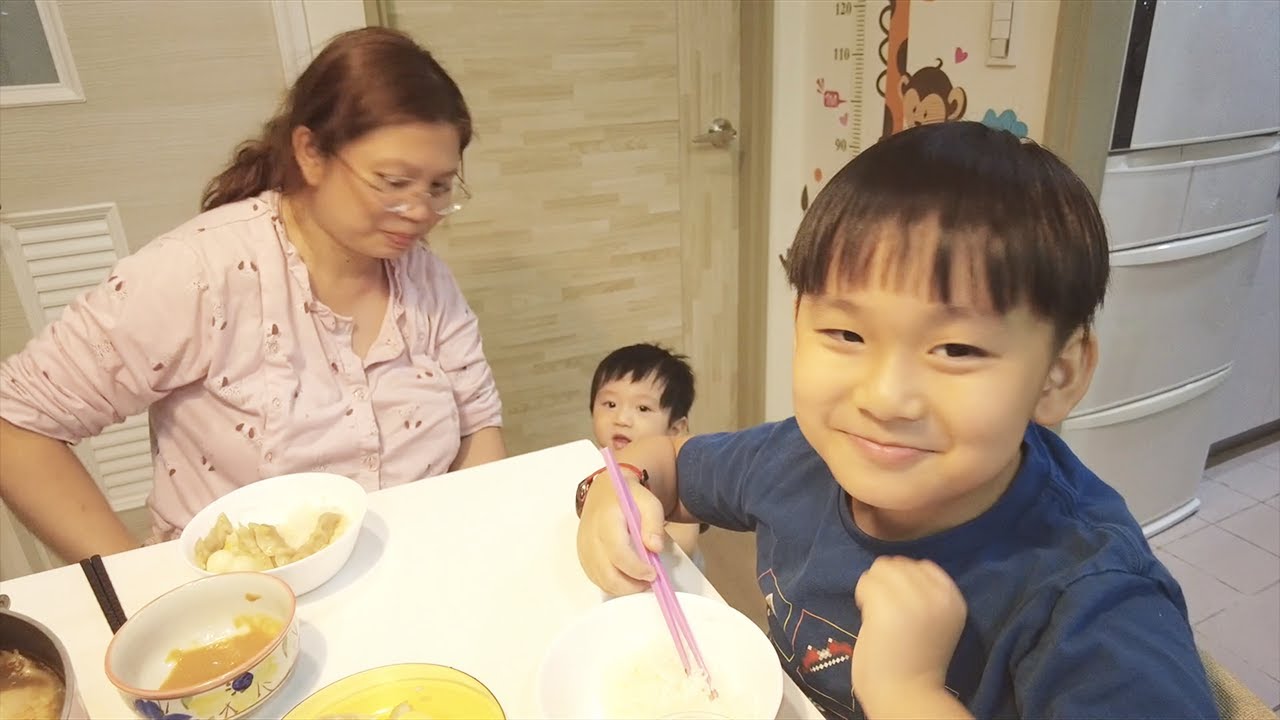 煮火鍋餐桌日常｜全家吃飯時0歲的咚咚弟弟在做什麼？