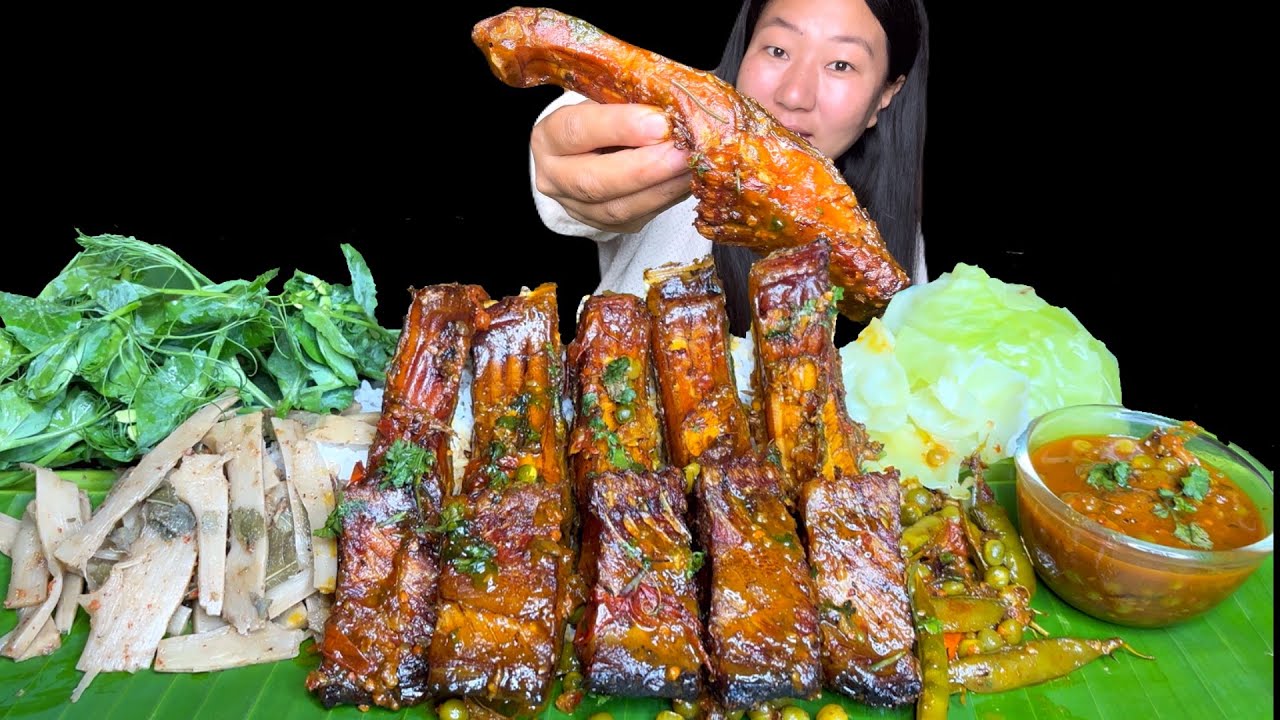 Карри из копченой рыбы с зеленым горошком, кислыми побегами бамбука и сычуаньским чатни. Мукбанг ...