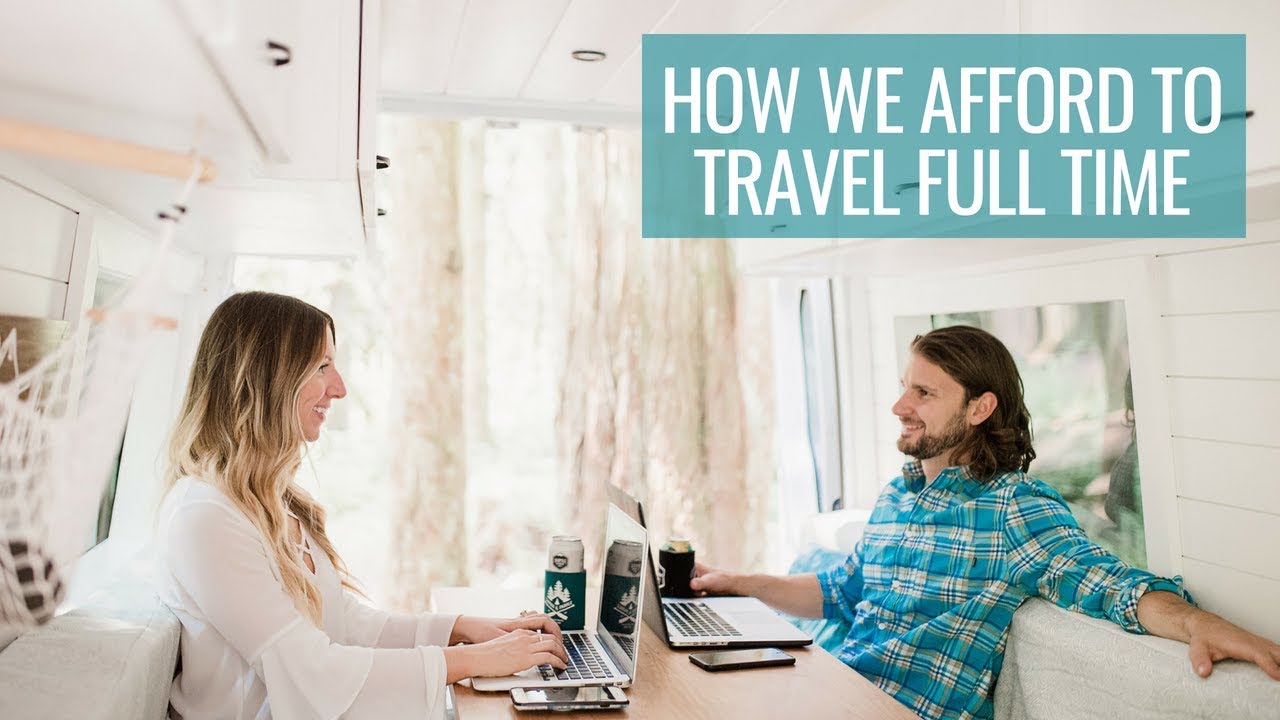 Мужчина в самолете. Девушка турист. Командировка. Учеба в удовольствие. Природа путешествия.