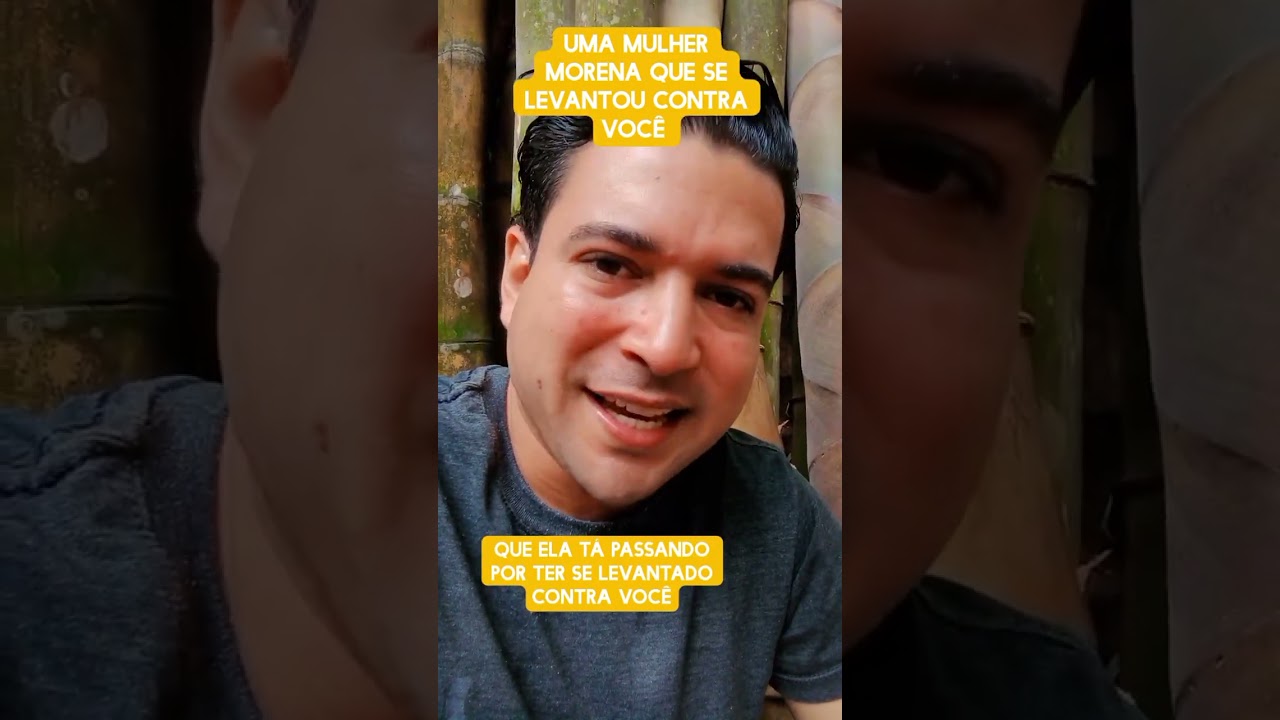 Uma mulher morena que se levantou contra você