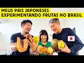 Meus pais japoneses experimentando frutas no Brasil