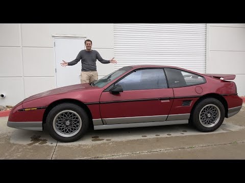 Видео: Pontiac Fiero был среднемоторной спортивной машиной GM 80-х