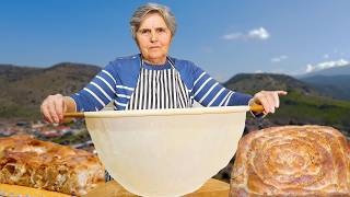 Ανοίγει 3 φύλλα μαζί! Η Σαρακατσάνικη πίτα της κυρά Σπυριδούλας