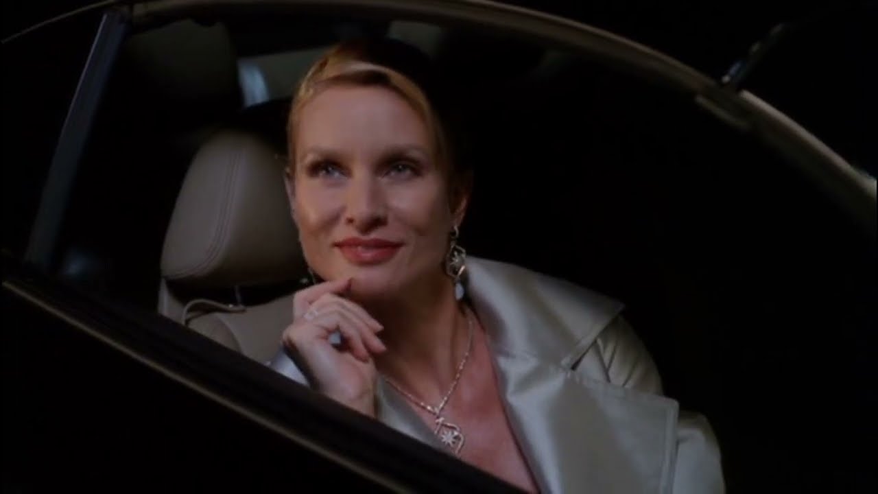 Edie Is Back In Wisteria Lane - Desperate Housewives 5x01 Scene