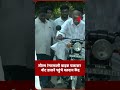 चुनाव के बीच पुडुचेरी CM रंगास्वामी का गजब स्टाइल, वोट डालने के लिए बाइक से पहुंचे मतदान केंद्र