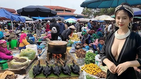 De Bac Ha-markt bruist aan het einde van het jaar van de activiteit en er worden allerlei bosprod...