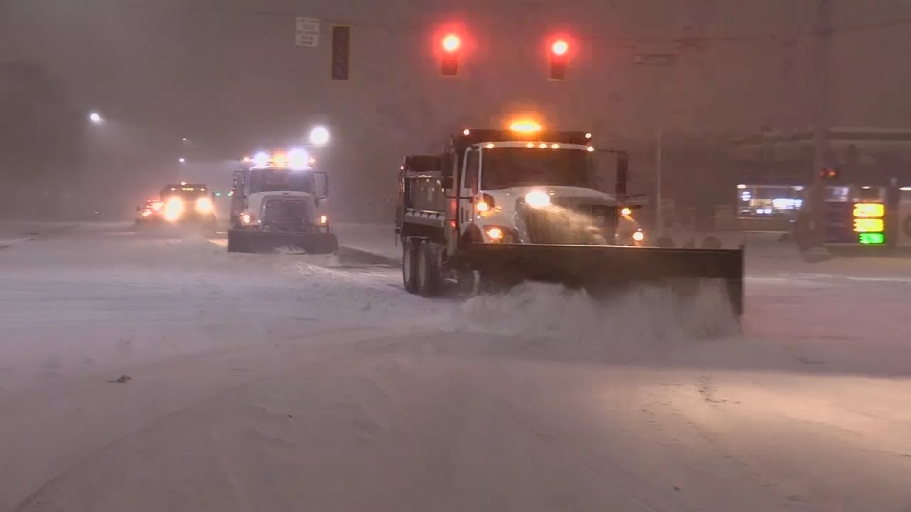 Arctic air hits much of the US, bringing snow to some areas - YouTube
