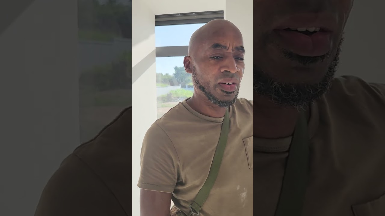 Один из многих владельцев земли в панафриканской деревне стал владельцем дома