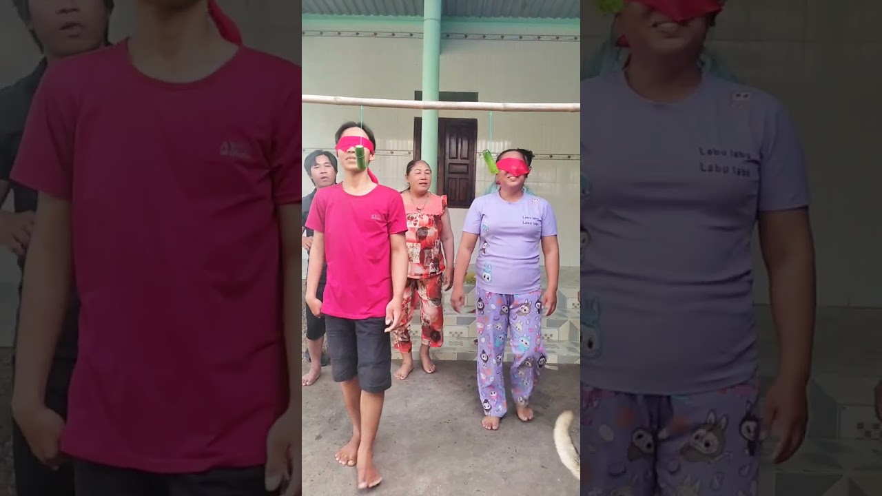 Trò chơi bịt mắt ăn dưa leo thú vị,cười muốn té xỉu🤣🤣🤣Thắng được thưởng 200k