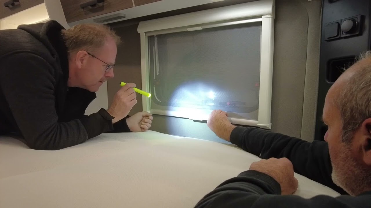 Följer med brorsan när han hämtar sin nya bil.