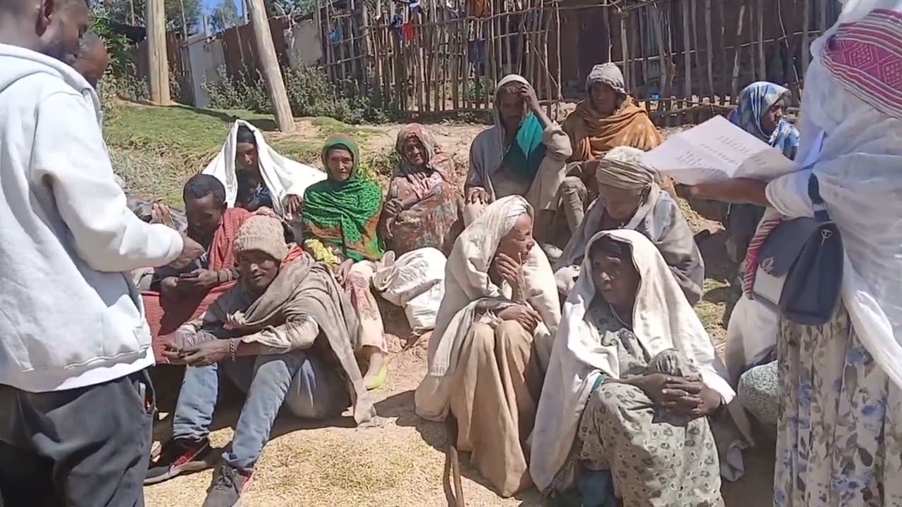 እናት የአቅመ ደካሞች መረዳጃ ማህበር ለገጠር እናቶች ለገና በዓል መዋያ የሚሆን ገንዘብ ሲያበረክት 2015 