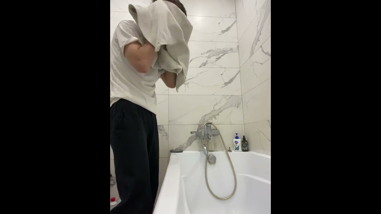 У меня обычно спрашивают что я делаю в час ночи, отвечаю..