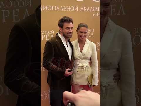 Пётр Дранга и Агата Муцениеце позируют на камеры#дранга#петрдранга#агатамуцениеце #позирование