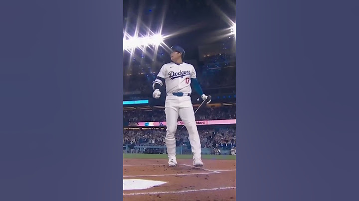 Shohei Ohtani gets a standing ovation as he returns home after his historic 50/50 accomplishment ⭐️