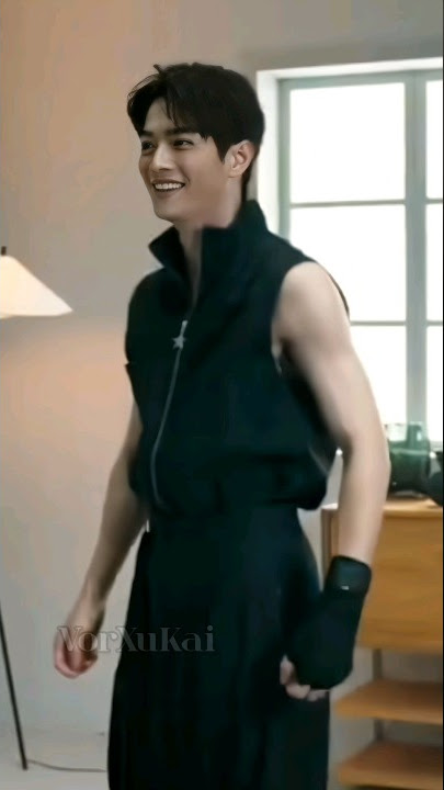 XuKai [Bazaar] Look at those arms! 😍💪#300k