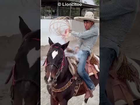 Vrouw overleeft alleen in een koude berghut in de winter | Beproeving door kou en sneeuw