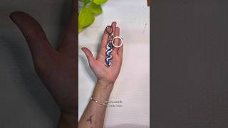 Vem aprender a fazer um chaveiro DNA em Macramê super fácil! #macrametutorial #macrame #fibraestudio