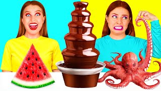 Tantangan Fondue Air Mancur Cokelat | Pertempuran yang Bisa Dimakan Fun Challenge