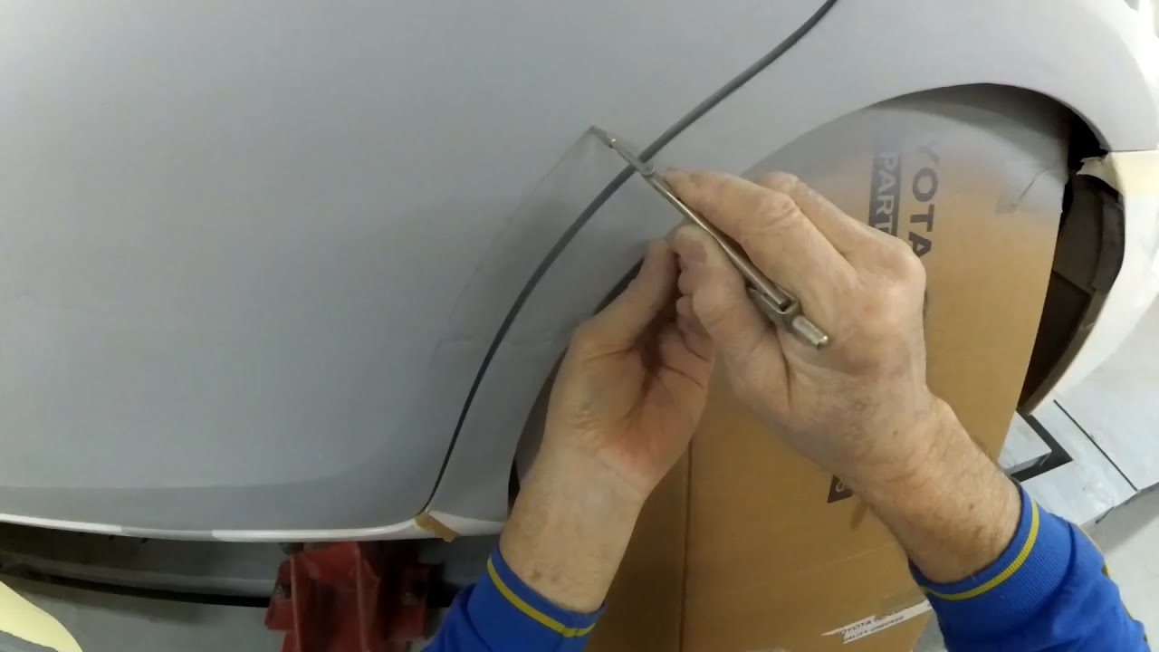 Как выправить заднее крыло и дверь после аварии ч 3. - YouTube