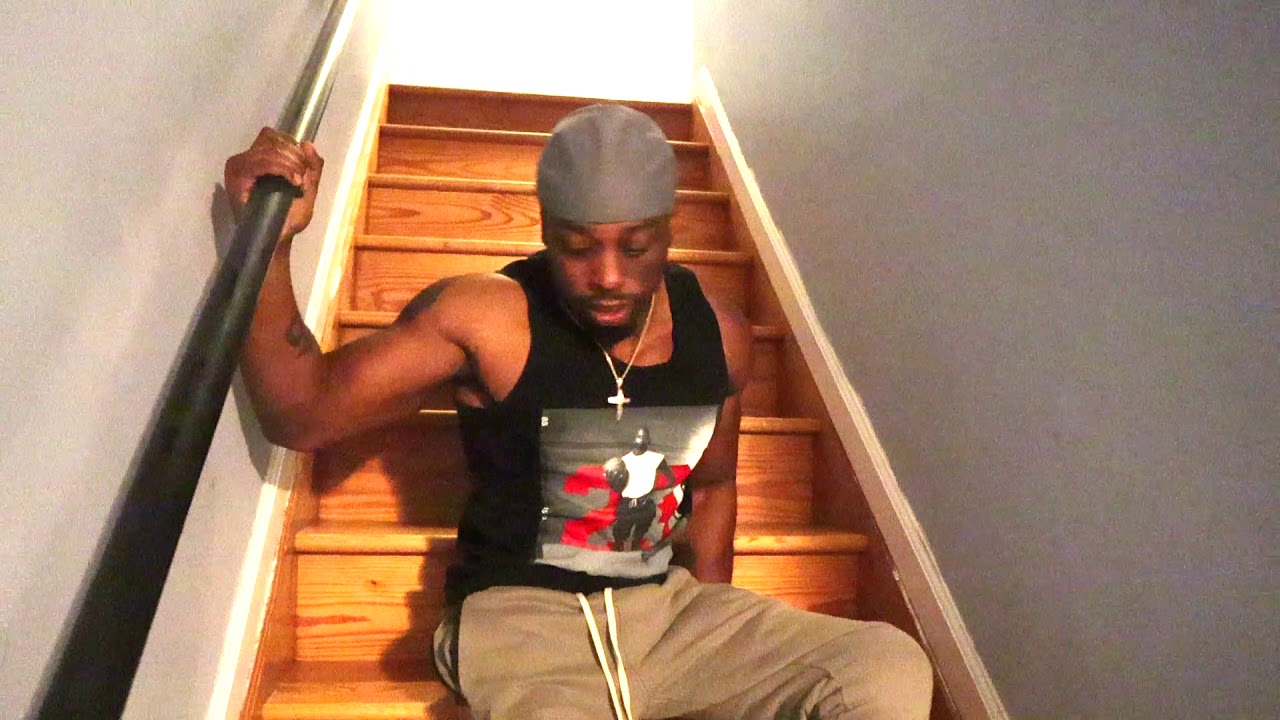 Человек с параплегией показывает, как подняться наверх, если вы пользуетесь инвалидной коляской