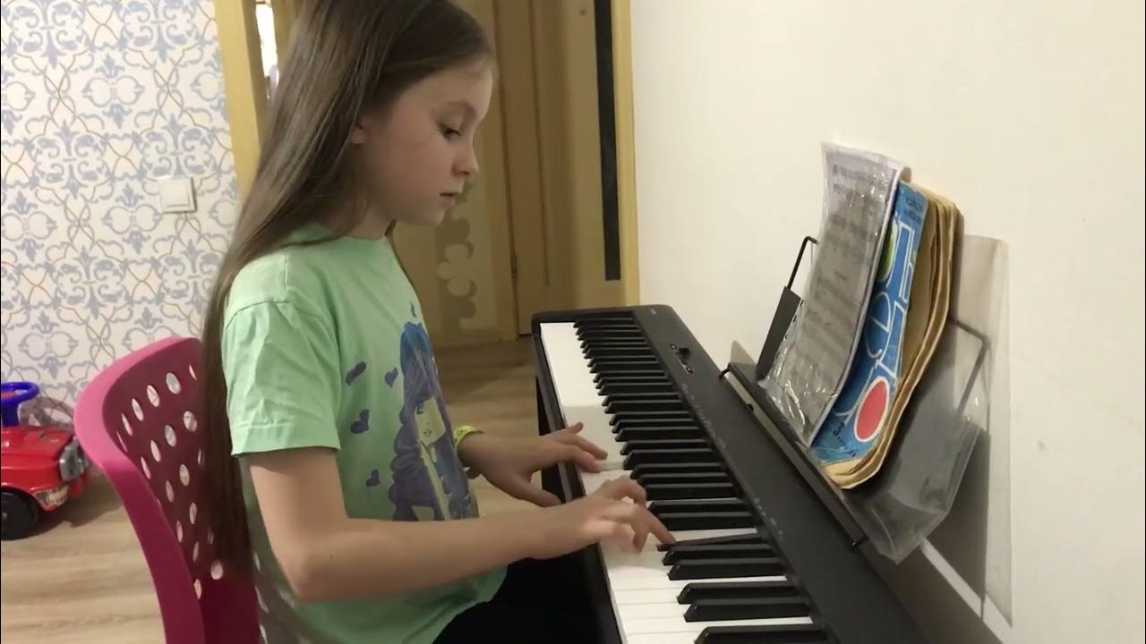 Аня. В кружке пения занимались 42 ученика. Аня играет. Аня играет. Сыграй листа.