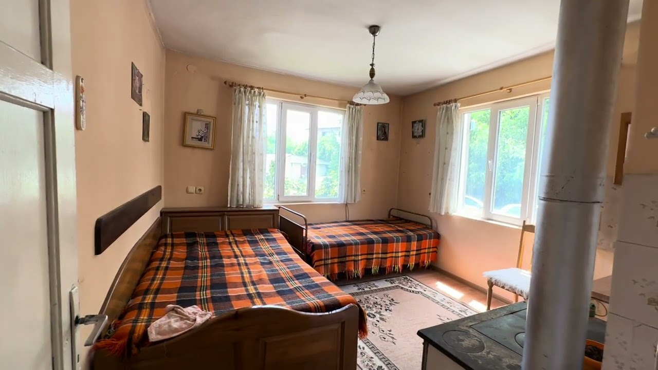 Стара къща с 6 стаи и двор за продажба в с. Белица