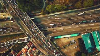 Kesibukan jalan tol dilihat dari video drone