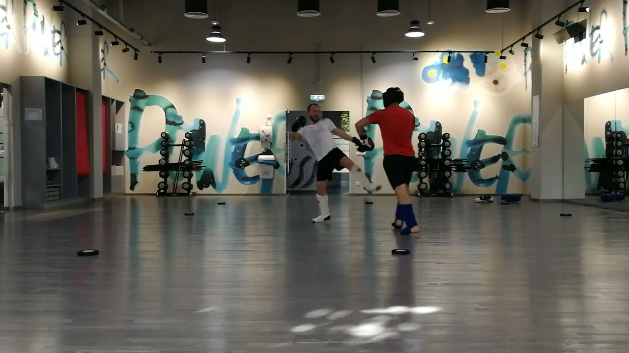 light kickbox sparring - YouTube