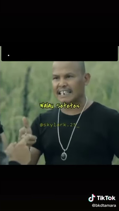 Preman pensiun menyanyi lagu minuman keras