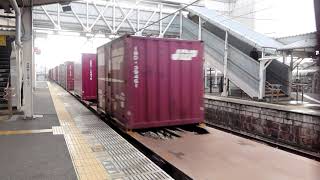 EF210-129牽引の下り貨物列車 東岡山駅2番のりば通過 2024年3月8日撮影