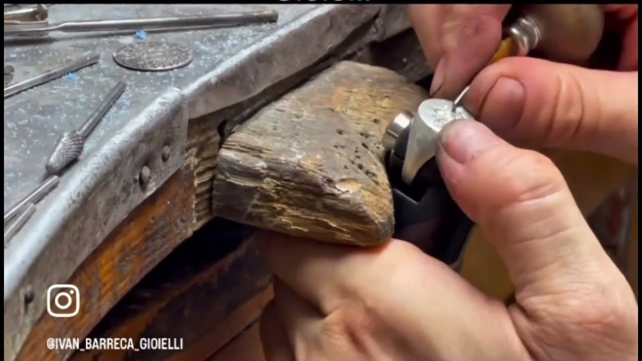 Tecnica Orafa: incisione a bulino. 