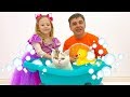 Stacy y papá se bañan y visten a su gatito