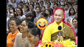 Thầy Thích Thiện Xuân thuyết pháp hài hước khiến cả hội trường cười té ghế