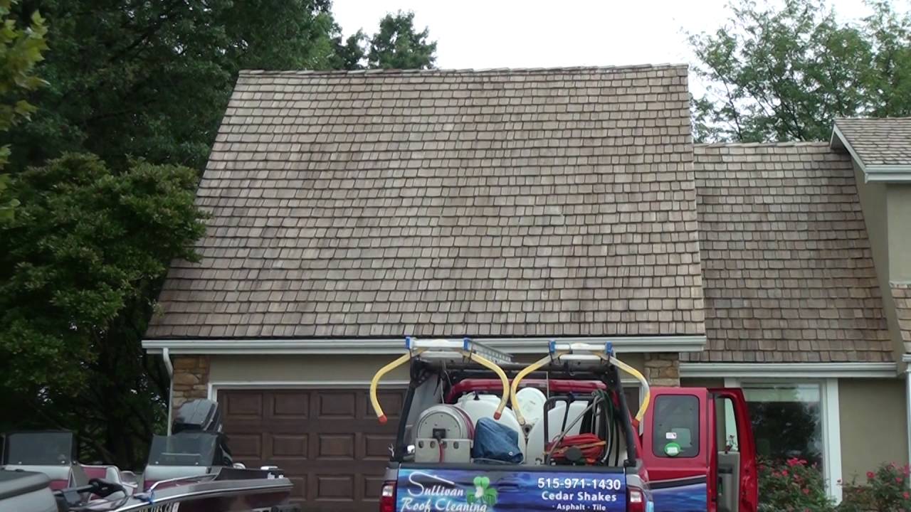 Cedar Shakes Roof Cleaning 🪜 Wood Roof Cleaning & Maintenance (in Lee