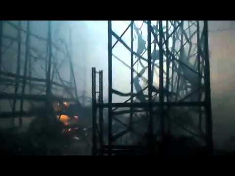 Внутри сгоревшего склада на Шинном заводе