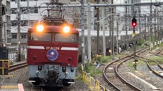 【カシオペア紀行 上野発青森行き】国鉄EF81形139号機(HM掲出)+E26系12B(両)がハイビームに切り替えながら尾久駅2番線を通過するシーン(9011レ)2023.9.22