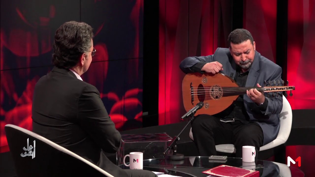 الموسيقار ادريس الملومي يتألق في العزف على آلة العود بيد واحدة مع إضافة شخصية