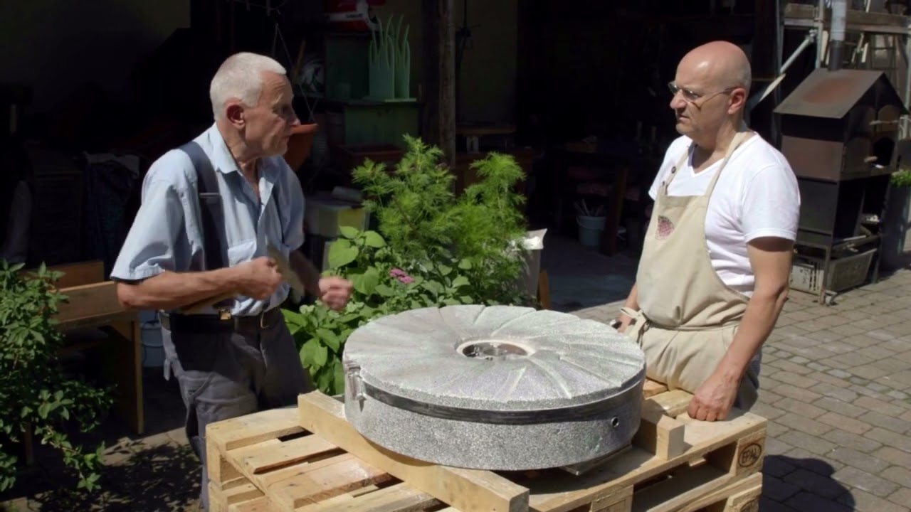 Mühlsteine schärfen beim Freibäcker Arnd Erbel