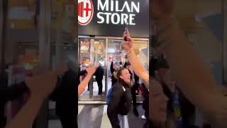 Festa INTER, tifosi scatenati davanti al Milan Store: Pioli nel mirino
