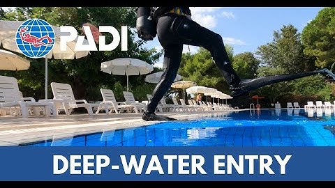 HOW TO perform a DEEP WATER ENTRY | PADI SCUBA SKILLS