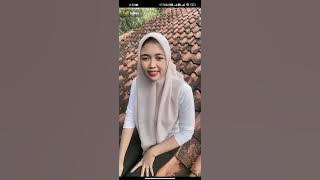 Jilbab tobrut cantik nyangkut di atas genteng 😆😄😄