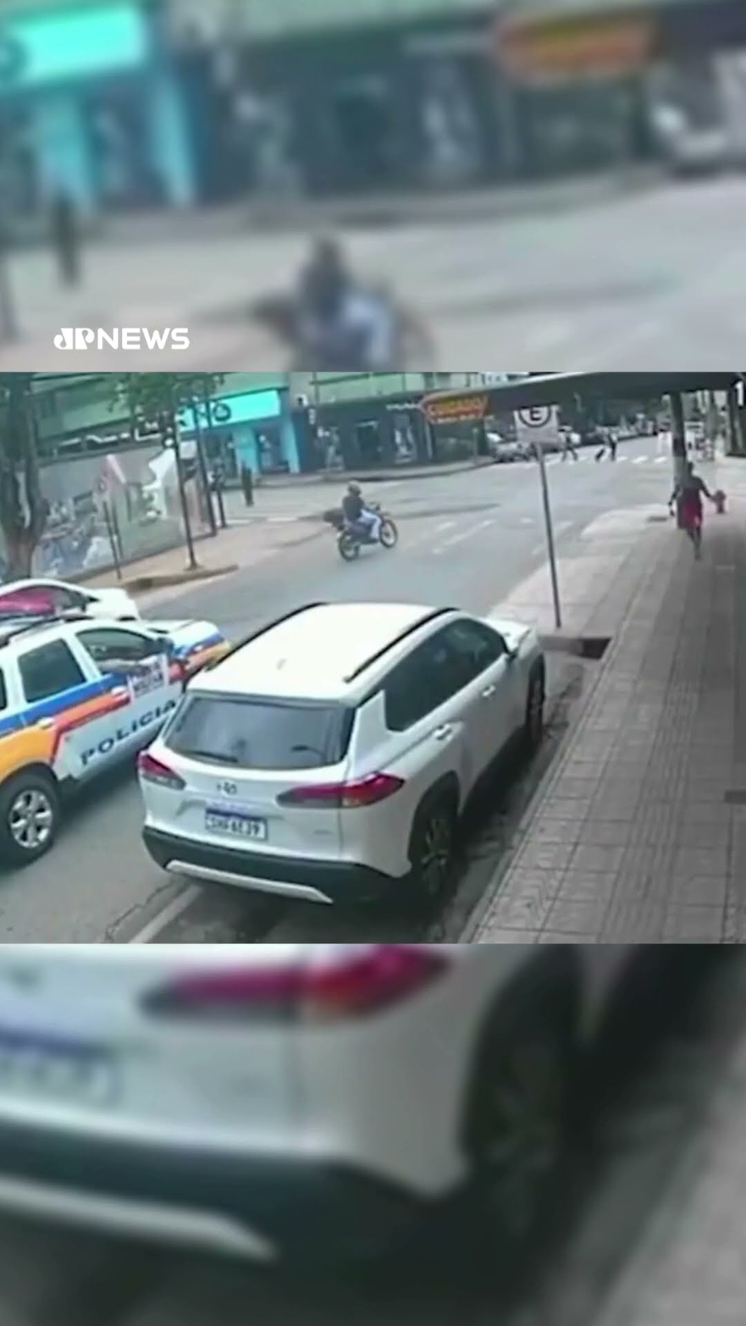 Homem joga garrafa em viatura da PM e diz querer ser preso para “largar as drogas” #shorts