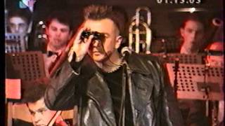 Miniatura del video "Andrius Mamontovas - Hotel California, Another Brick In The Wall (live@Klasikos metamorfozės 2000)"