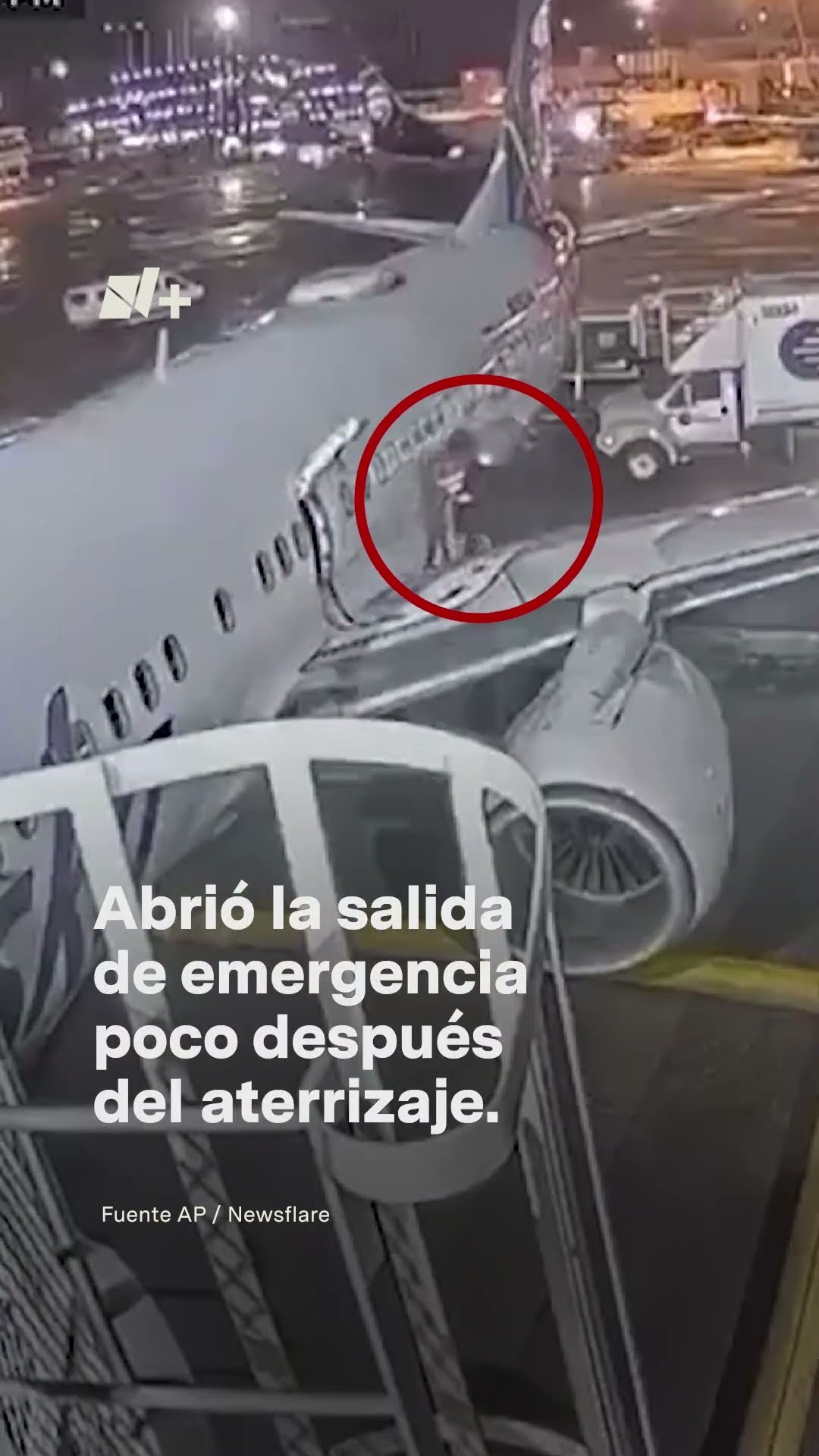Mujer abre salida de emergencia de avión por ataque de ansiedad - N+ #Shorts