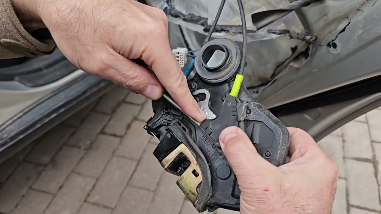 ふぶきノアシャントリセット Toyota Avensis rear door lock actuator repair - YouTube