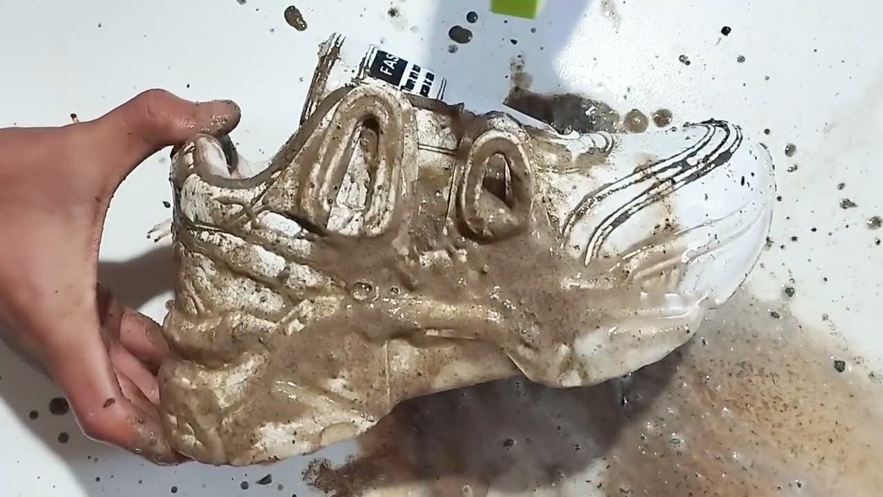 Cleaning muddy shoes - relaxing ASMR 