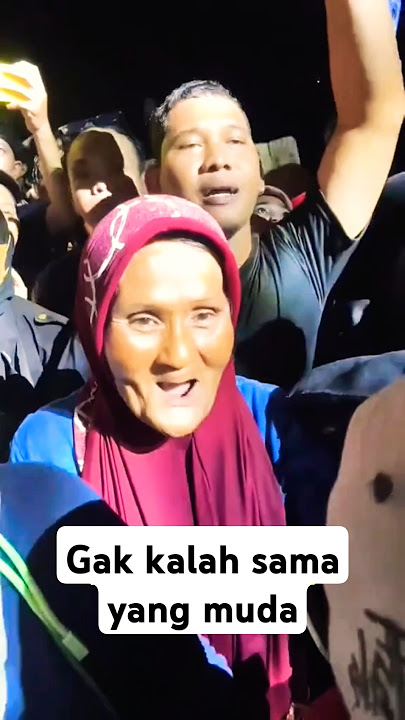 Nenek ngefans sejak smp dengan musisi legend #iwanfals  begitu hapal liriknya