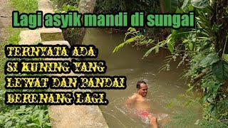 Lagi Asyik Mandi Di Sungai Ternyata Ada Sesuatu Benda Yang Aneh.