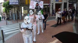 Soldados Imperiales Y Darth Vader Escenifican El Lado Oscuro Que Suponen Lo Recortes Sociales