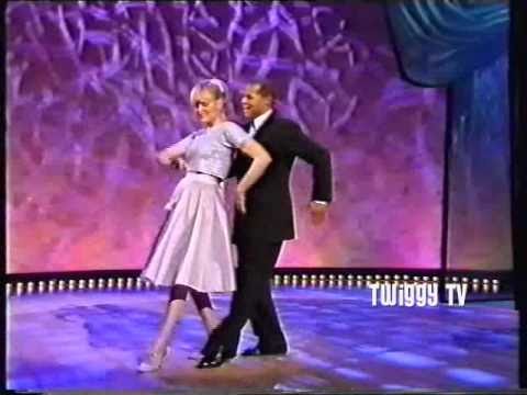 TWIGGY & GARY WILMOT perform I CAN COOK TOO (1995)